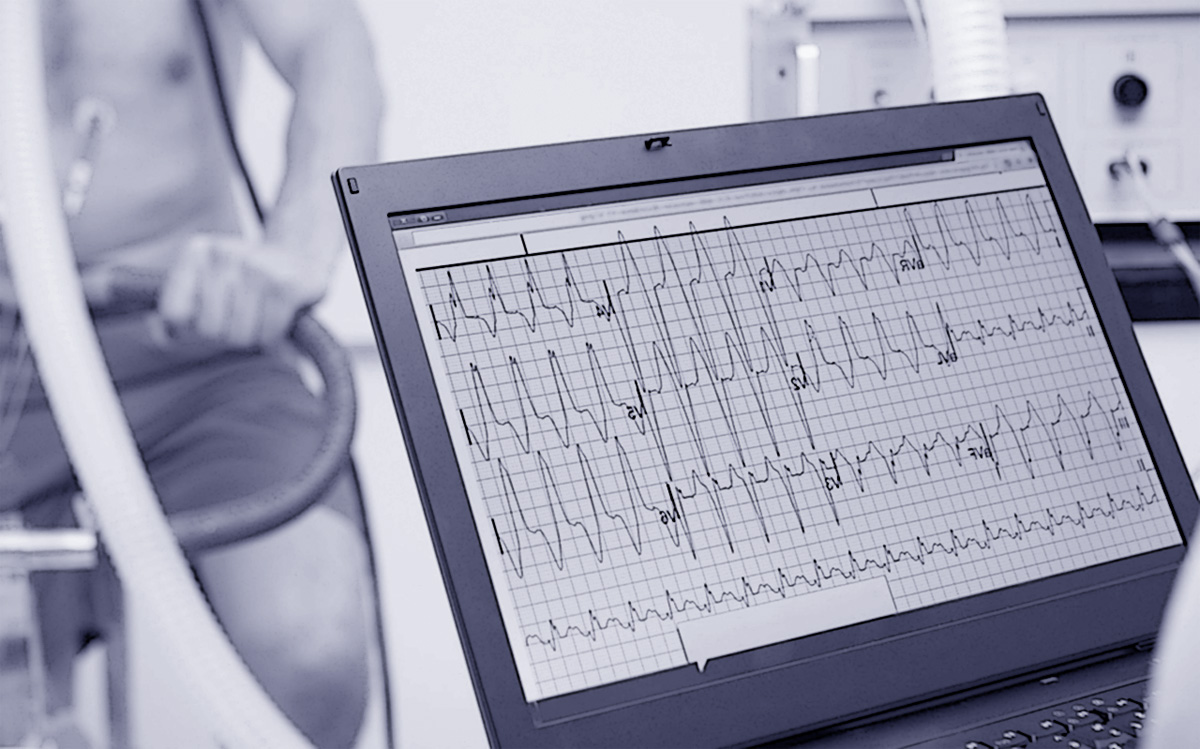 Controlli cardiaci durante un test medico sportivo