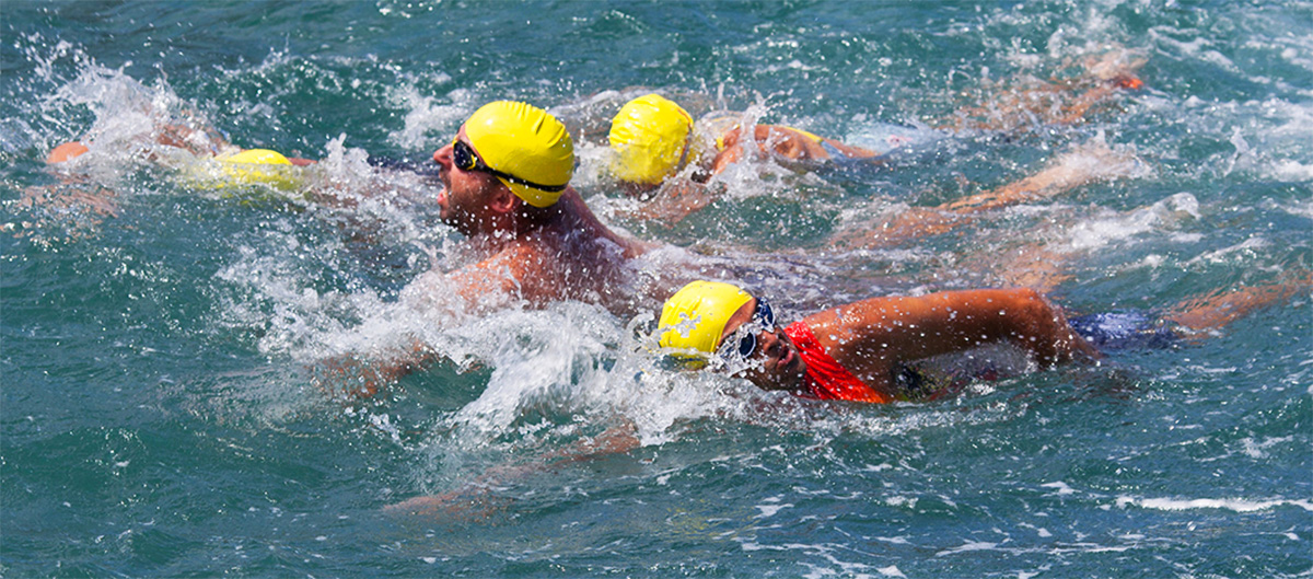 Triatleti impegnati nella prima frazione nuoto triathlon città di Cuneo
