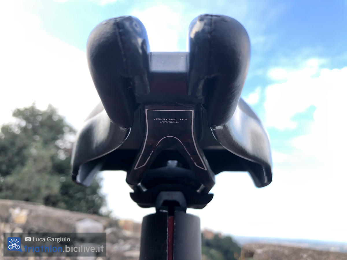 Una sella per bici da ironman Selle Italia Iron Evo Kit Carbonio Superflow HD