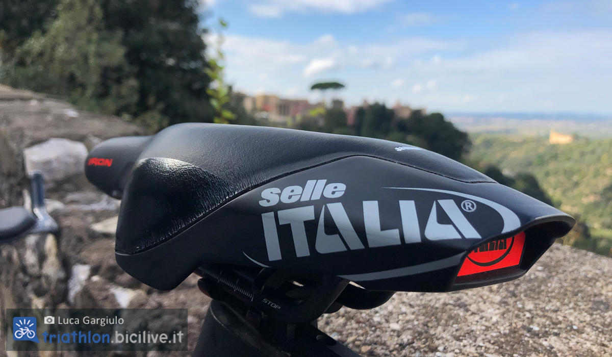 Una sella per bici da triathlon lungo Selle Italia Iron Evo Kit Carbonio Superflow HD