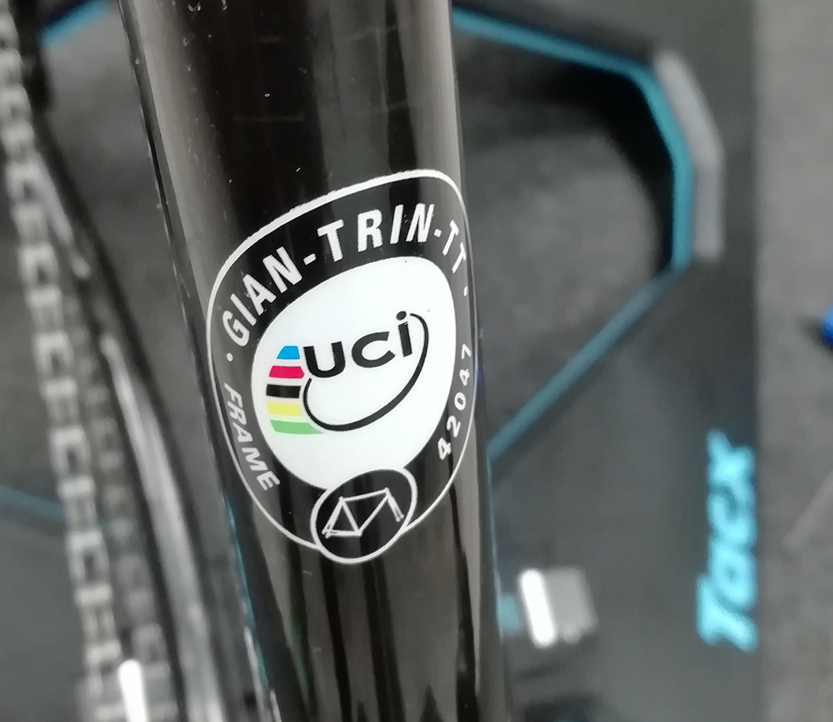 Il marchio UCI che identifica il tipo di bicicletta secondo il regolamento