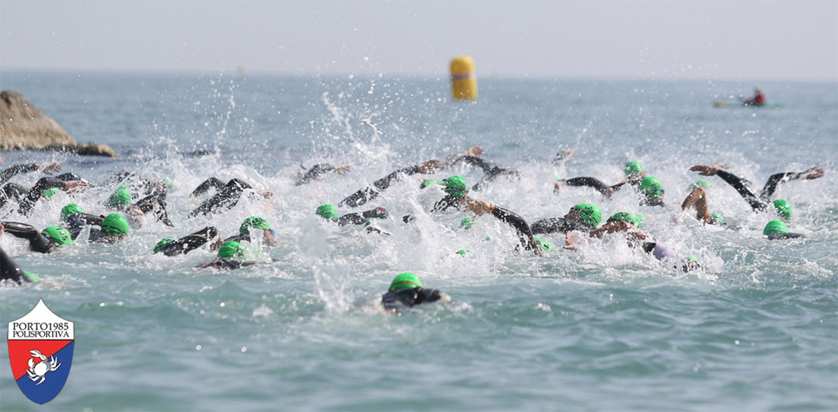 Un gruppo di atleti che nuota nel mare al Triathlon San Benedetto del Tronto