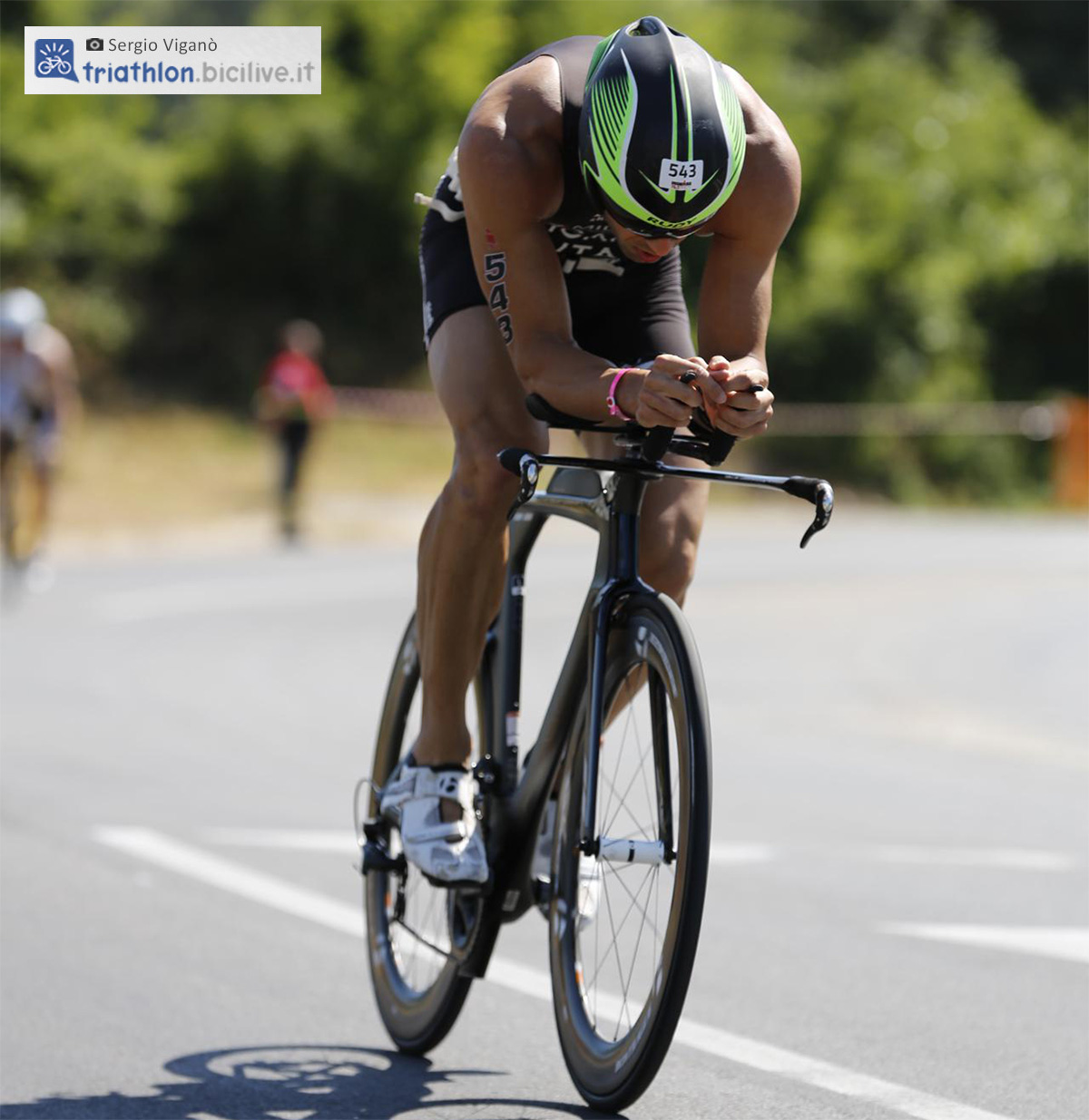 L'atleta Sergio Viganò in sella ad una bici da triathlon durante una gara