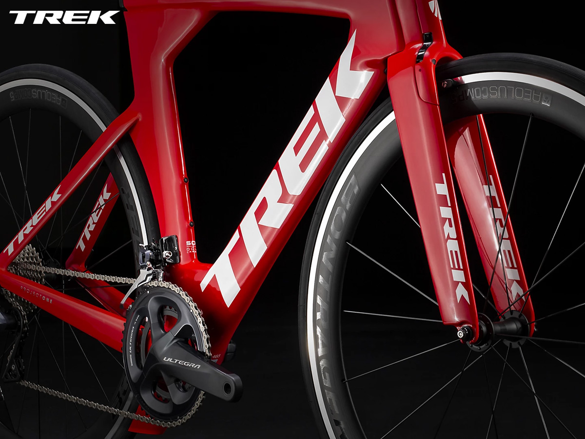 Dettaglio dell'anteriore della bici da triathlon e cronometro Trek Speed Concept 2021