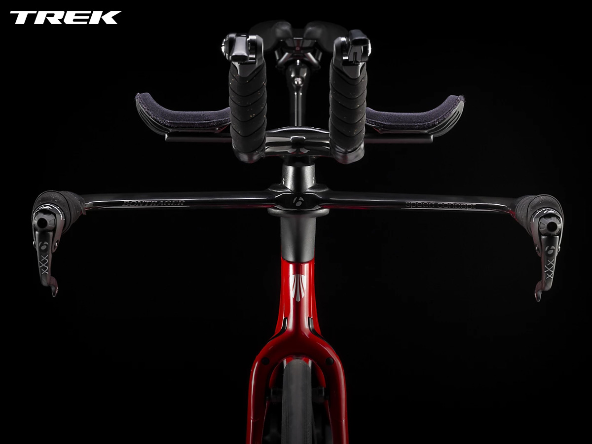 Vista frontale della bici da triathlon e cronometro Trek Speed Concept 2021