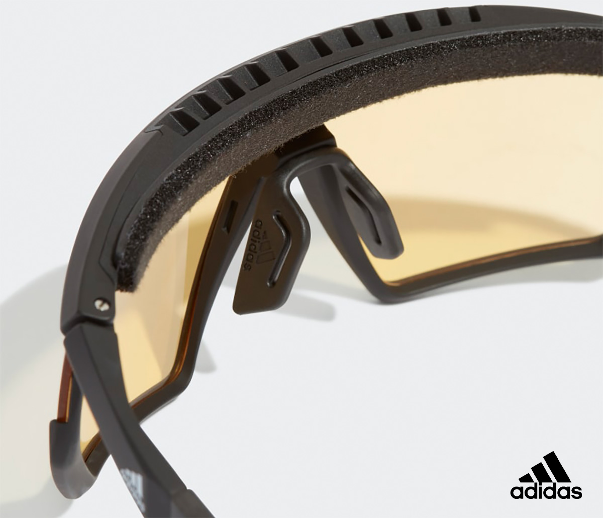 Dettaglio interno della montatura dei nuovi occhiali sportivi Adidas Eyewear 2022