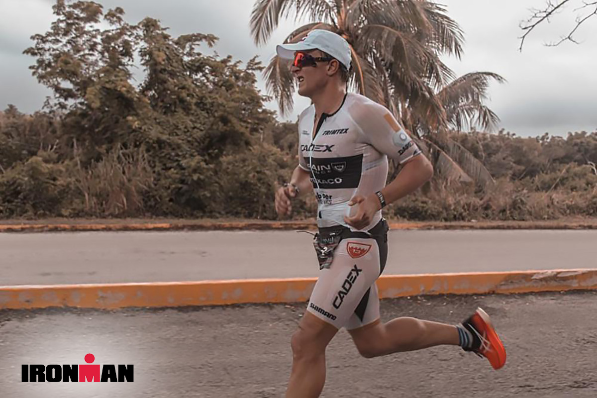 Il triatleta Kristian Blummenfelt mentre corre durante l'Ironman in Messico nel 2021