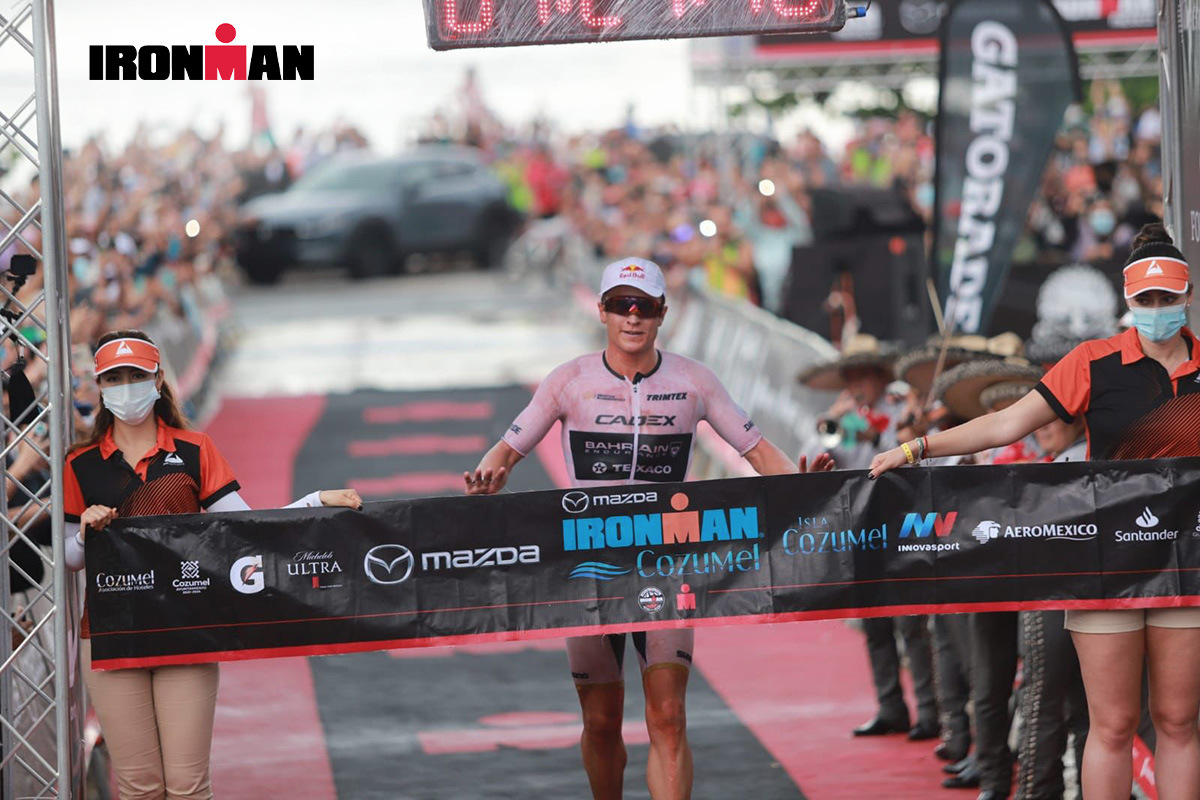 Il triatleta Kristian Blummenfelt raggiunge il traguardo dell'Ironman in Messico 2021